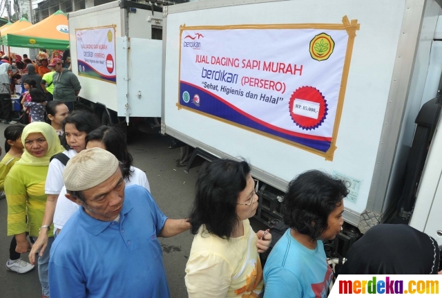 Foto : Warga serbu pasar daging murah yang digelar 