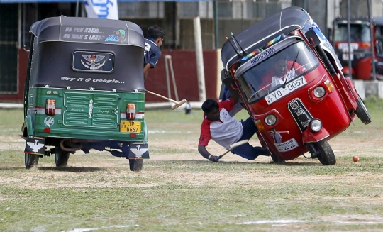 Aksi unik dan lucu 'bajaj' bermain Polo di Sri Lanka