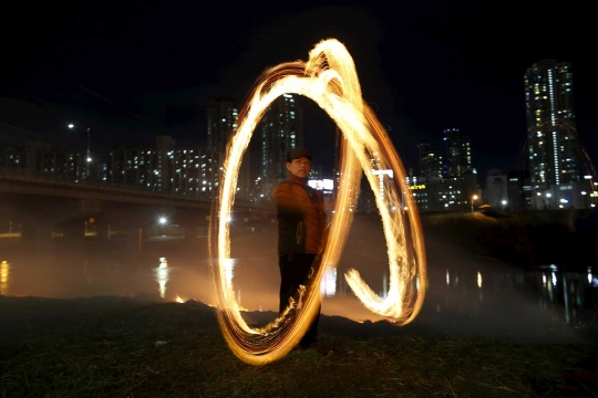 Keindahan tarian api dalam perayaan menyambut Bulan Purnama di Seoul