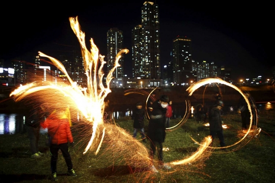 Keindahan tarian api dalam perayaan menyambut Bulan Purnama di Seoul