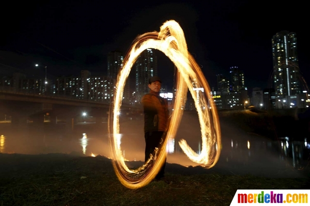 Foto : Keindahan tarian api dalam perayaan menyambut Bulan 