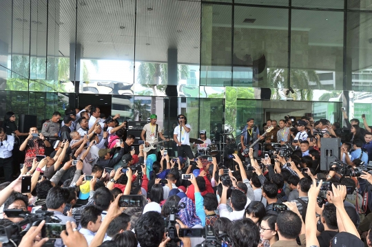 Aksi Slank gelar konser mini di Gedung KPK