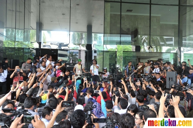 Foto : Aksi Slank gelar konser mini di Gedung KPK merdeka.com