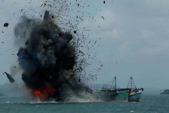 Momen peledakan kapal illegal fishing Malaysia dan Vietnam di Batam