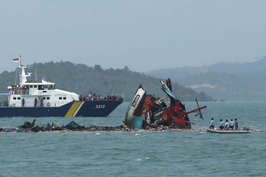 Momen peledakan kapal illegal fishing Malaysia dan Vietnam di Batam