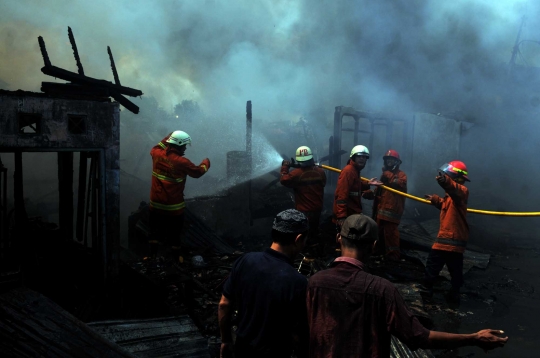 Kebakaran dahsyat di Bukit Duri, 42 mobil pemadam diterjunkan