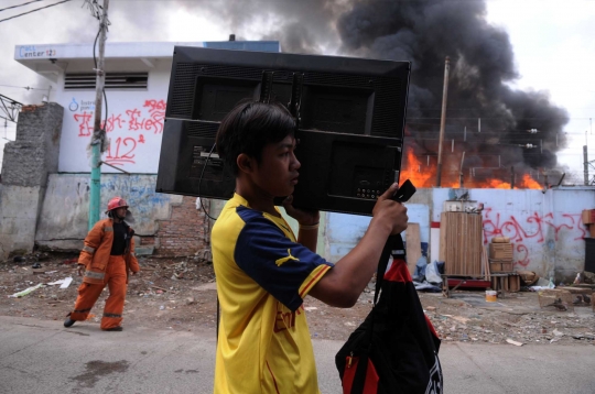 Kebakaran dahsyat di Bukit Duri, 42 mobil pemadam diterjunkan