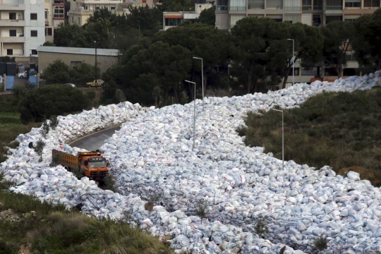 Penampakan jalan umum Lebanon berubah jadi tempat pembuangan sampah