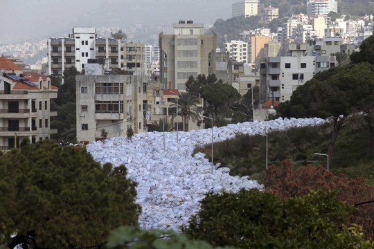 Penampakan jalan umum Lebanon berubah jadi tempat pembuangan sampah