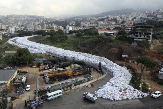Penampakan jalan umum Lebanon berubah jadi tempat pembuangan sampah