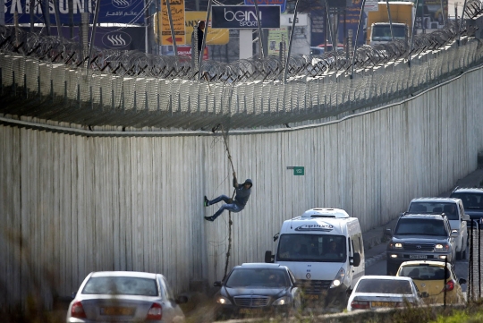 Aksi nekat pria Palestina panjat tembok Israel demi cari pekerjaan