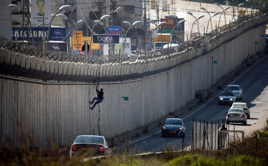 Aksi nekat pria Palestina panjat tembok Israel demi cari pekerjaan