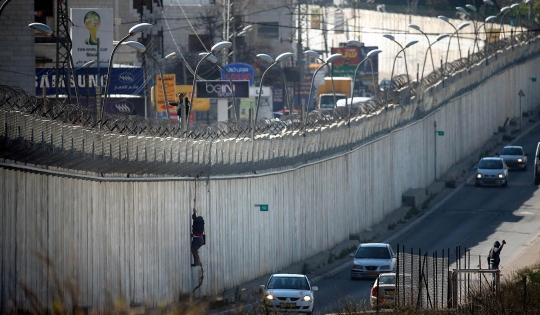 Aksi nekat pria Palestina panjat tembok Israel demi cari pekerjaan