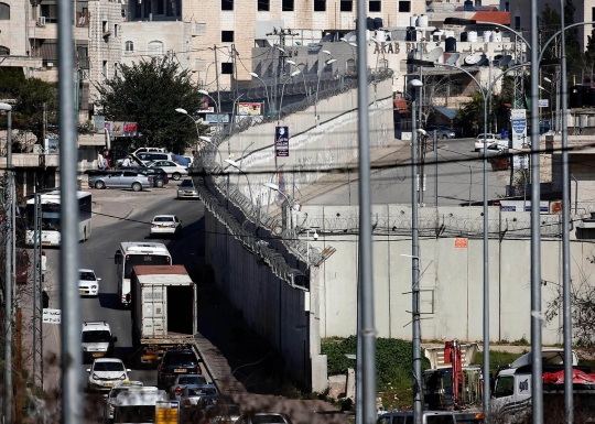 Aksi nekat pria Palestina panjat tembok Israel demi cari pekerjaan