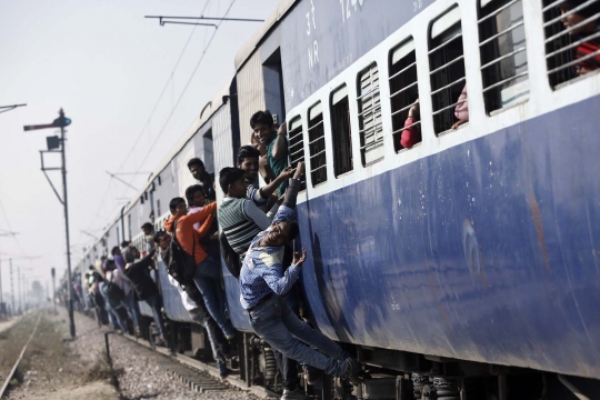 Potret kesemrawutan penumpang kereta di India