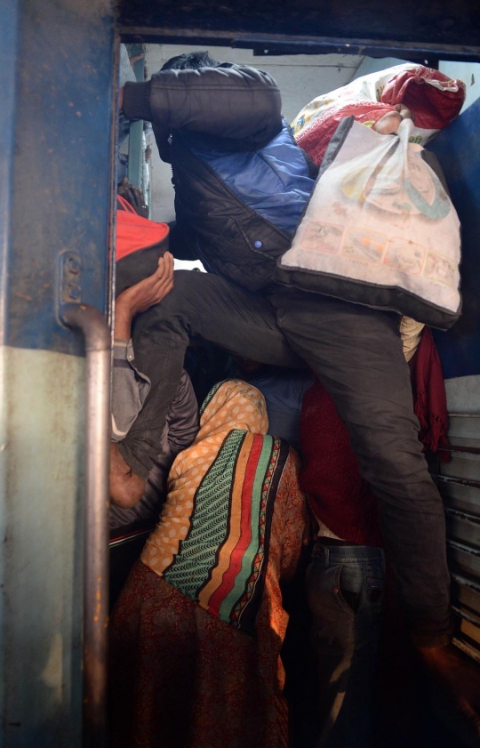 Potret kesemrawutan penumpang kereta di India
