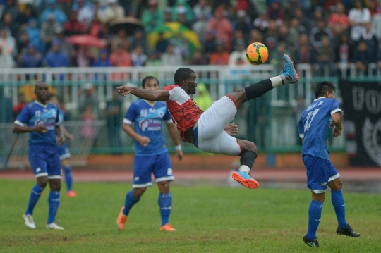 Aksi pesepak bola profesional meriahkan laga Tarkam Bupati Cup 2016