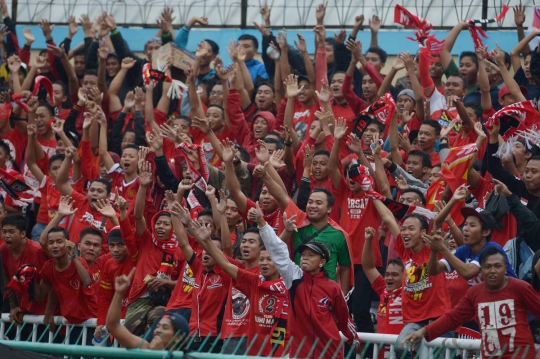 Aksi pesepak bola profesional meriahkan laga Tarkam Bupati Cup 2016
