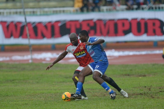 Aksi pesepak bola profesional meriahkan laga Tarkam Bupati Cup 2016