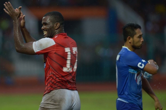 Aksi pesepak bola profesional meriahkan laga Tarkam Bupati Cup 2016