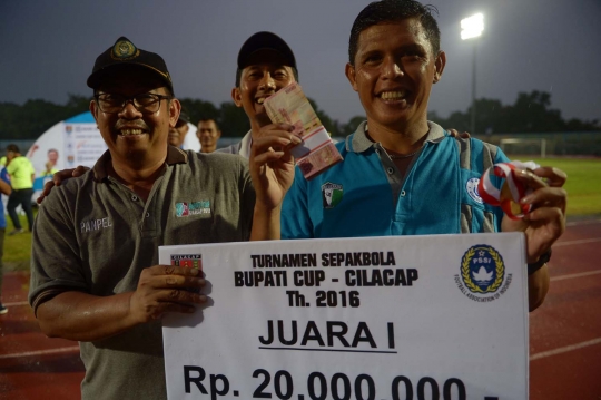 Aksi pesepak bola profesional meriahkan laga Tarkam Bupati Cup 2016