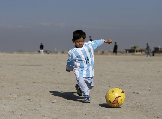 Kegembiraan bocah berkostum kresek dapat jersey dari Messi