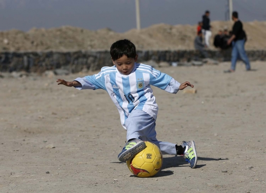 Kegembiraan bocah berkostum kresek dapat jersey dari Messi