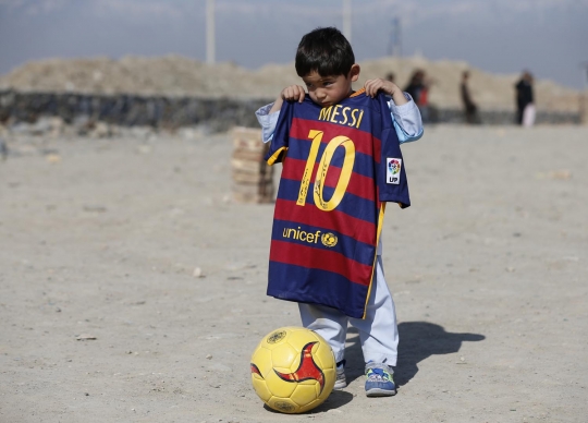 Kegembiraan bocah berkostum kresek dapat jersey dari Messi