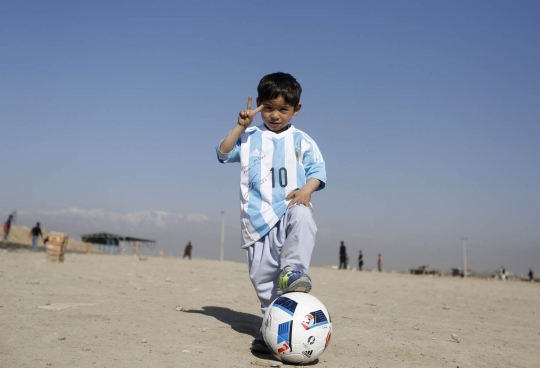 Kegembiraan bocah berkostum kresek dapat jersey dari Messi