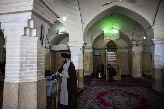 Melihat masjid-masjid di Iran berubah jadi TPS saat pemilu