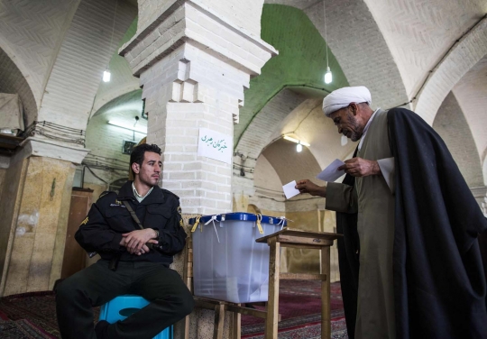 Melihat masjid-masjid di Iran berubah jadi TPS saat pemilu