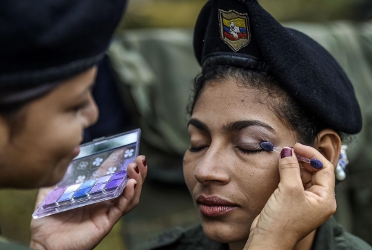 Intip kesibukan tentara wanita Kolombia rias wajah sebelum patroli