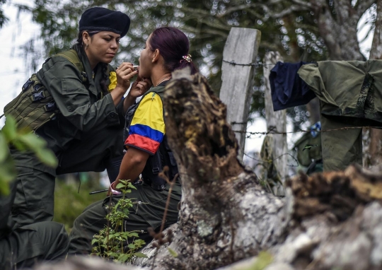 Intip kesibukan tentara wanita Kolombia rias wajah sebelum patroli