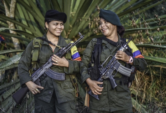 Intip kesibukan tentara wanita Kolombia rias wajah sebelum patroli