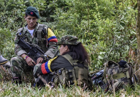 Intip kesibukan tentara wanita Kolombia rias wajah sebelum patroli