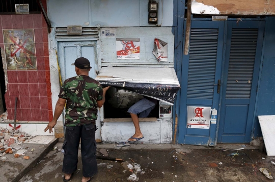 Melihat lebih dekat aktivitas warga Kalijodo bongkar-bongkar rumah