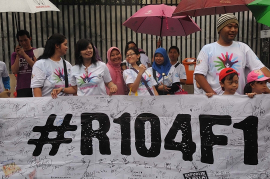 Hujan-hujanan, warga gelar aksi mendukung Rio Haryanto