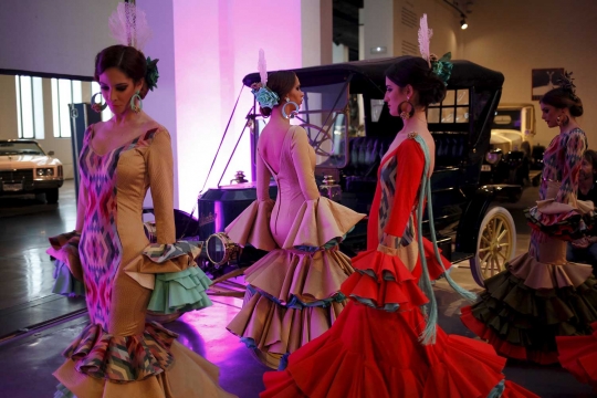 Pesona para model cantik Spanyol dalam gaun glamor