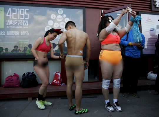 Beramai-ramai tampil setengah bugil dalam 'Half-Naked Marathon'