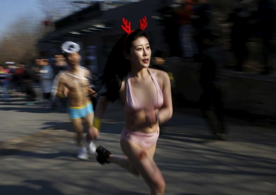 Beramai-ramai tampil setengah bugil dalam 'Half-Naked Marathon'