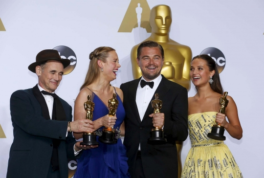 Wajah bahagia Leonardo DiCaprio akhirnya menang Piala Oscar