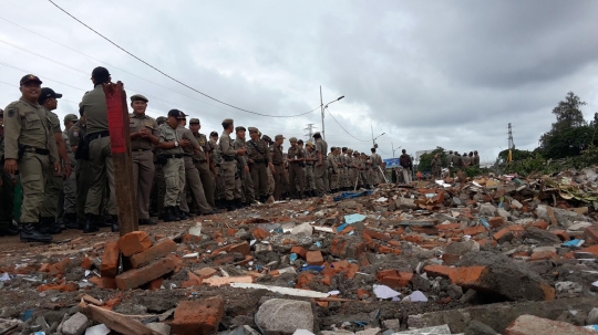 Aksi ratusan Satpol PP push up bersama di reruntuhan Kalijodo