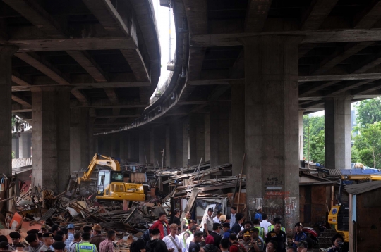 Penggusuran ratusan bangunan liar di kolong Tol Pluit