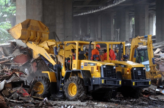 Penggusuran ratusan bangunan liar di kolong Tol Pluit