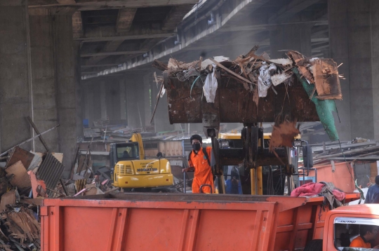 Penggusuran ratusan bangunan liar di kolong Tol Pluit