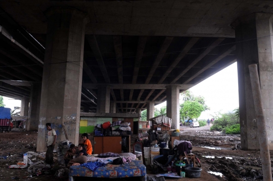 Penggusuran ratusan bangunan liar di kolong Tol Pluit