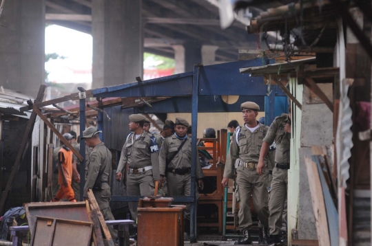 Penggusuran ratusan bangunan liar di kolong Tol Pluit