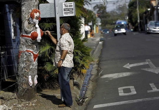 Uniknya pohon mangga berbikini di sudut jalan Kosta Rika