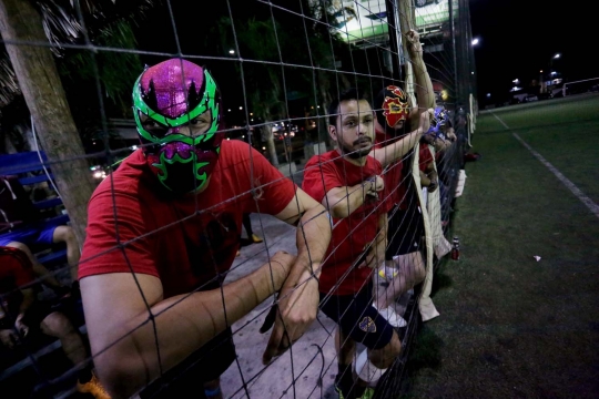 Aksi kocak para pegulat Meksiko beralih main futsal