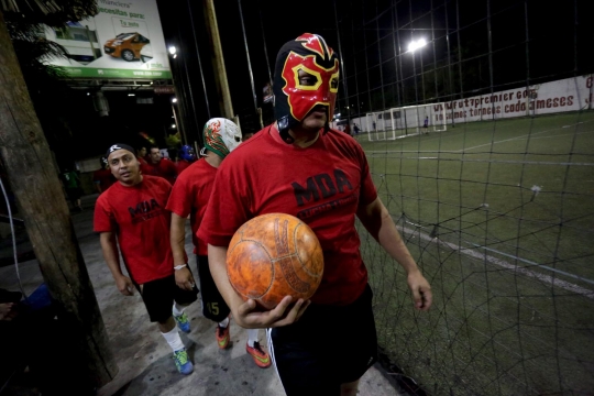 Aksi kocak para pegulat Meksiko beralih main futsal